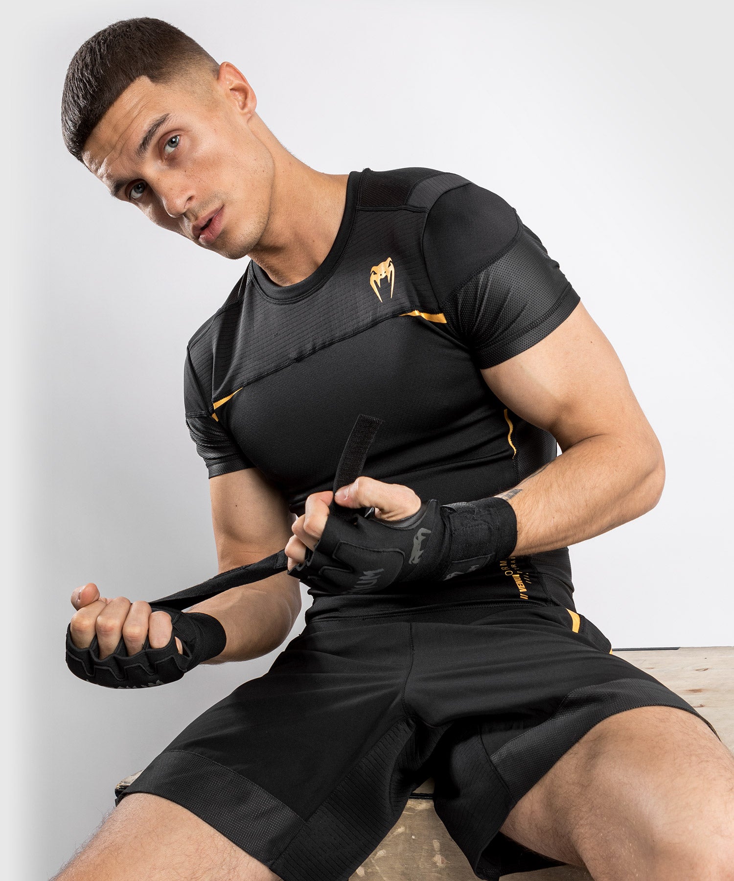 T-Shirt de compression Manches Courtes Venum tempest 2.0 – Noir/Or - T-shirts de compression